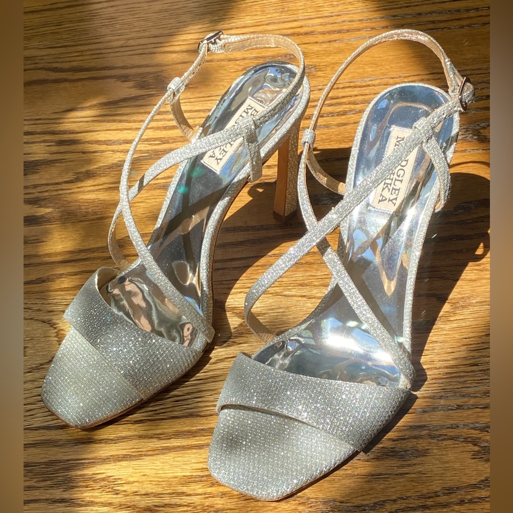 Badgley Mischka Gorgeous Women’s Silver Fabric Cross Strap Ebiza Pumps Size 9 - Picture 2 of 11